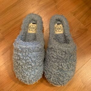 SeaVees Women's Fuzzy Slide Slippers in Light Blue